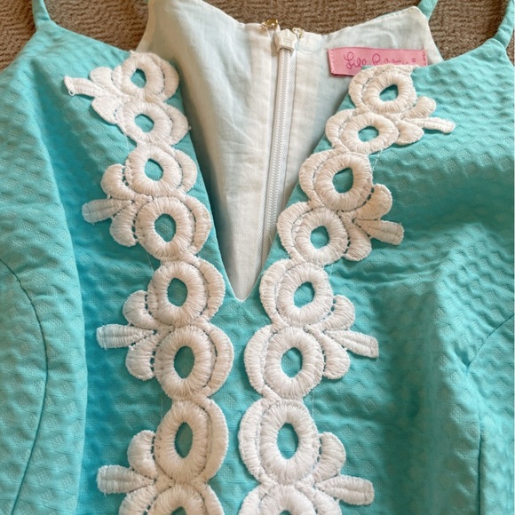 Lilly Pulitzer Magnolia Breakwater Blue w White Embroidery Top. Size 2 - Picture 3 of 7